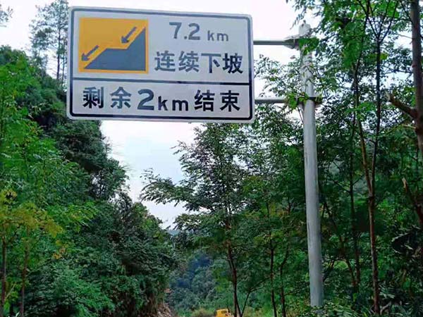 超載很高車(chē)輛讓交通標(biāo)志牌得“歪脖病”